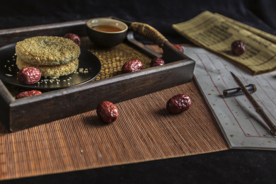 摆放在竹制餐盘里的酥薄月饼