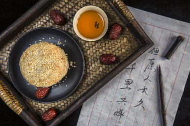 摆放在竹制餐盘里的酥薄月