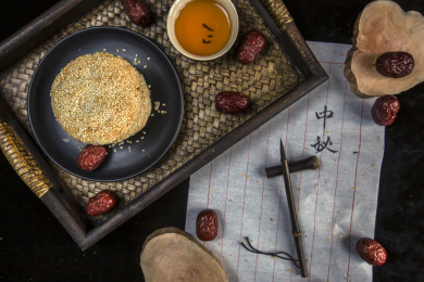 摆放在竹制餐盘里的酥薄月