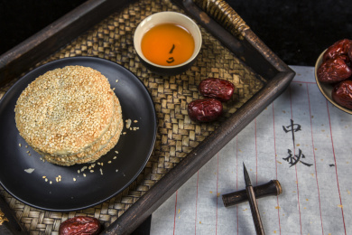 摆放在竹制餐盘里的酥薄月