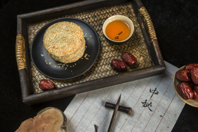 摆放在竹制餐盘里的酥薄月