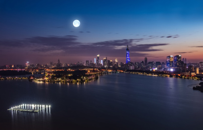 江苏省南京市夜晚月亮光照玄武湖畔高楼建筑
