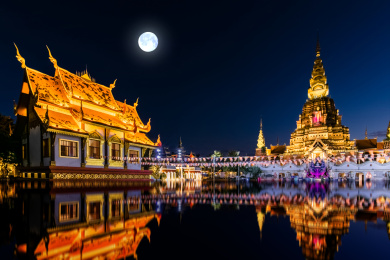 云南省景洪市夜晚月亮光照大金塔园林古建筑