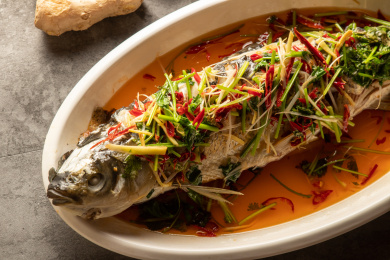 糖醋鲈鱼放在盘子里