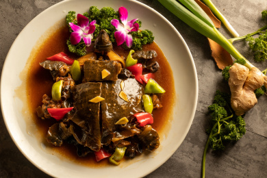 红烧甲鱼放在盘子里