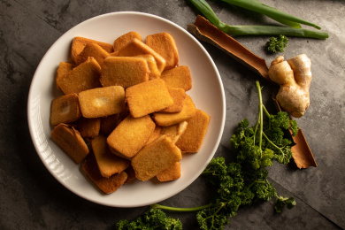 炸馍片放在盘子里