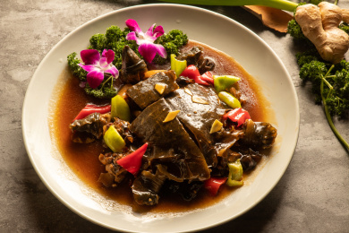 红烧甲鱼放在盘子里