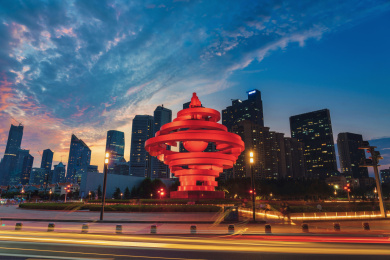 中国青岛市五四广场地标建筑夜景