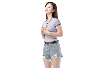 白色背景里,喝牛奶的时尚亚洲女孩