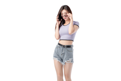 白色背景里,带墨镜的时尚亚洲女孩