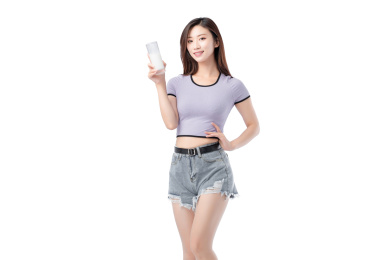 白色背景里,喝牛奶的时尚亚洲女孩
