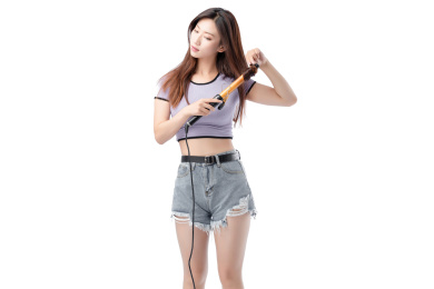 白色背景里,正在烫卷发的时尚亚洲女孩