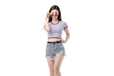 白色背景里,带墨镜的时尚亚洲女孩