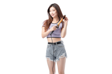 白色背景里,正在烫卷发的时尚亚洲女孩