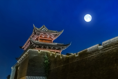 江西省赣州市夜晚月亮光照建春门城楼建筑