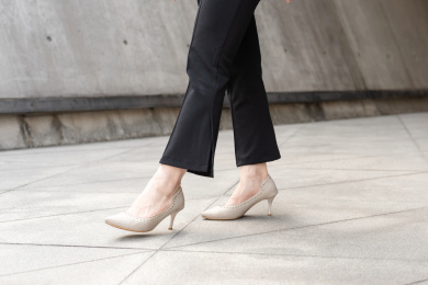 穿着高跟鞋的双脚行走特写