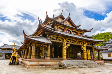 云南普洱娜允古镇的孟连总佛寺的佛堂侧面