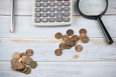 桌子上放着硬币和各类文具