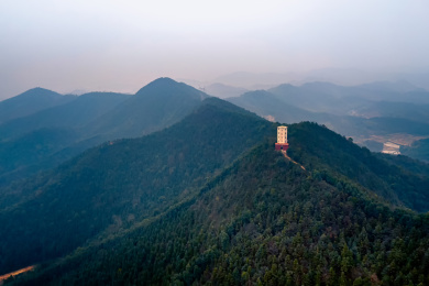 中国湖南湘潭仙女山之巅的冬桃福塔