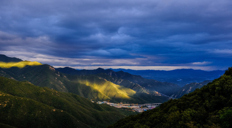 河北省张家口市赤城县夕阳下的海坨山谷