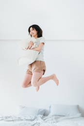 年轻漂亮的东方年轻女性居家生活日常