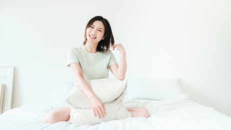 年轻漂亮的东方年轻女性居家生活日常