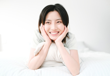年轻漂亮的东方年轻女性居家生活日常