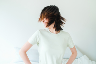 年轻漂亮的东方年轻女性居家生活日常