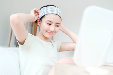 年轻漂亮的东方年轻女性居家生活日常