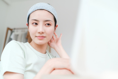 年轻漂亮的东方年轻女性居家生活日常