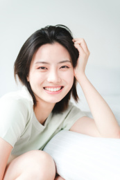 年轻漂亮的东方年轻女性居家生活日常