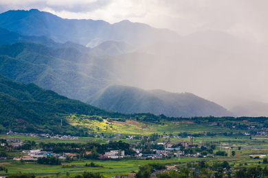 暴风雨下的云南景东县文井镇的壮美风光