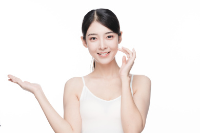年轻东方女性美容护肤人像