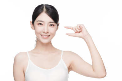 年轻东方女性美容护肤人像