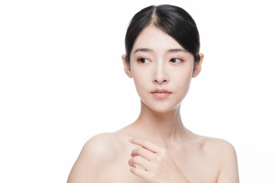 年轻东方女性美容护肤人像