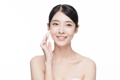 年轻东方女性美容护肤人像