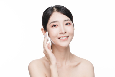 年轻东方女性美容护肤人像