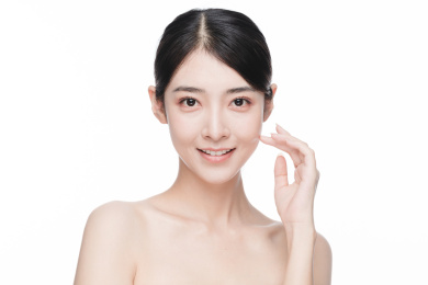 年轻东方女性美容护肤人像
