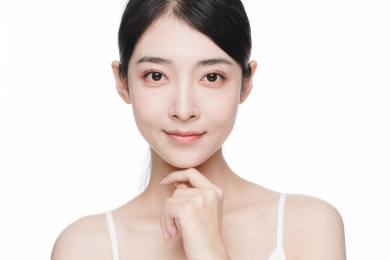 年轻东方女性美容护肤人像