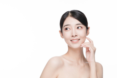 年轻东方女性美容护肤人像