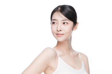 年轻东方女性美容护肤人像
