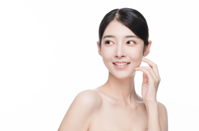 年轻东方女性美容护肤人像