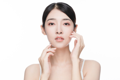 年轻东方女性美容护肤人像