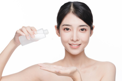 年轻东方女性美容护肤人像