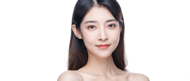 年轻东方女性美容护肤肖像