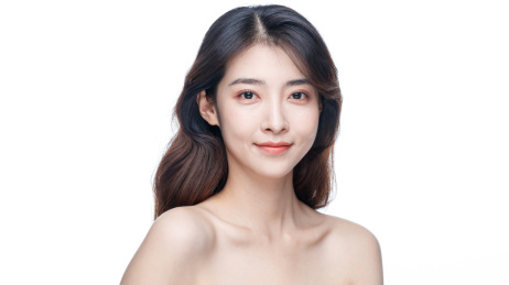 年轻东方女性美容护肤肖像
