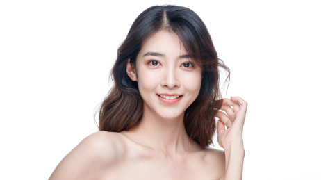 年轻东方女性美容护肤肖像