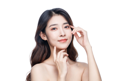 年轻东方女性美容护肤肖像