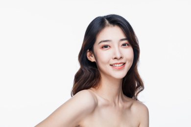 年轻东方女性美容护肤肖像
