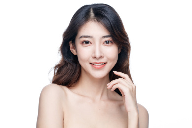 年轻东方女性美容护肤肖像